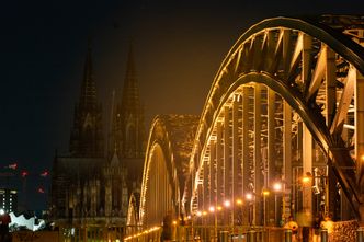 Kolonia zaciska pasa. Miasto oszczędza prąd