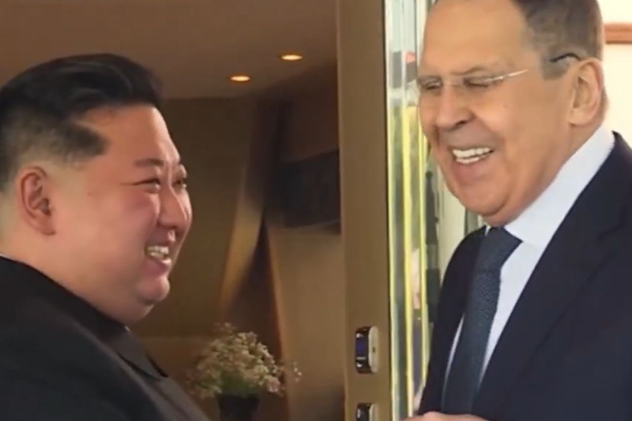 Sergiej Ławrow przywitał się z Kim Dzong Unem. Padły nietypowe słowa