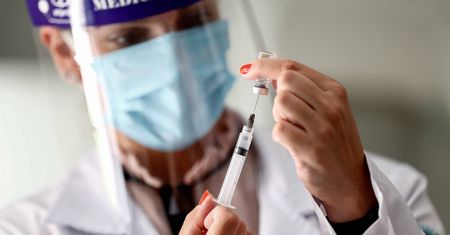 Szczepienia przeciw COVID-19. "AstraZeneca chroni 100 proc. osób przed ciężkim przebiegiem choroby"