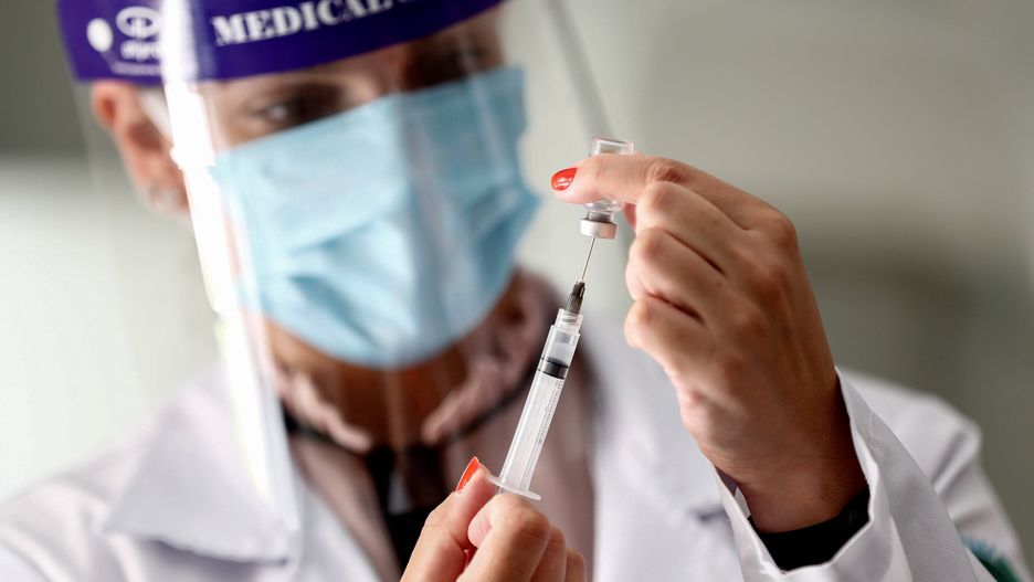 Szczepienia przeciw COVID-19. "AstraZeneca chroni 100 proc. osób przed ciężkim przebiegiem choroby"