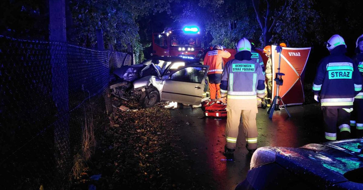 Młody kierowca nie żyje. Koledzy w szpitalu. Tyle zostało z samochodu