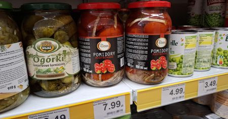Stoją na półce w Dino obok ogórków. Do kotletów pasują lepiej niż nudne surówki