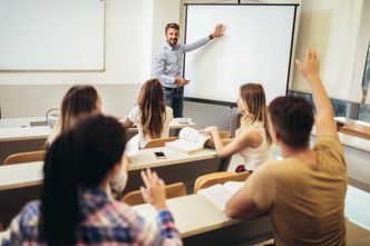 Będzie mniej nauczycieli, więc pozostali więcej zarobią. Plan na bolączki edukacji?