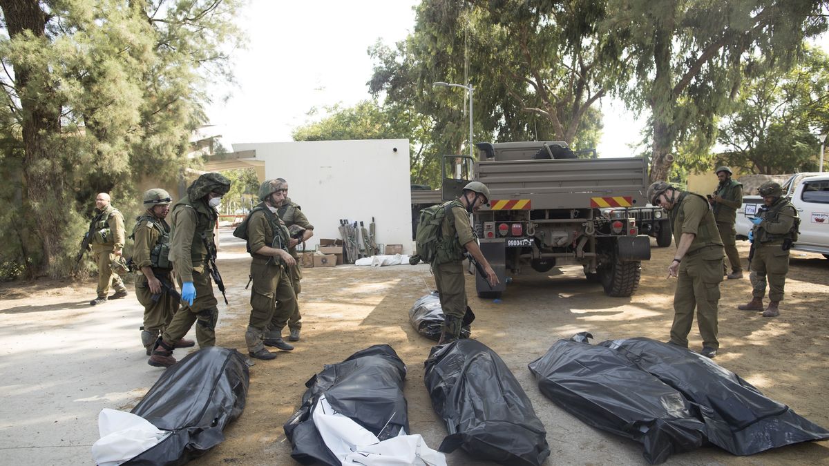 KFAR AZA, ISRAEL - OCTOBER 10: Israeli soldiers remove the bodies of civilians, who were killed days earlier in an attack by Palestinian militants on this kibbutz near the border with Gaza, on October 10, 2023 in Kfar Gaza, Israel. Israel has sealed off Gaza and conducted airstrikes on Palestinian territory after Hamas attack killed hundreds and took nearly 100 hostages. On October 7, the Palestinian militant group Hamas launched a surprise attack on Israel from Gaza by land, sea, and air, killing over 700 people and wounding more than 2000. Israeli soldiers and civilians have also been taken hostage by Hamas and moved into Gaza. The attack prompted a declaration of war by Israeli Prime Minister Benjamin Netanyahu, and ongoing retaliatory strikes by Israel on Gaza killing hundreds. (Photo by Amir Levy/Getty Images)