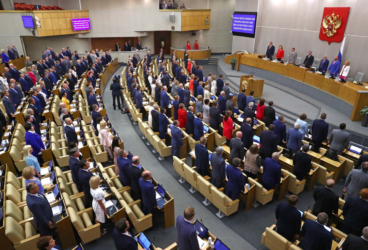 10 września 2019 r. - członkowie rosyjskiej Dumy wstają do odśpiewania hymnu Rosji 