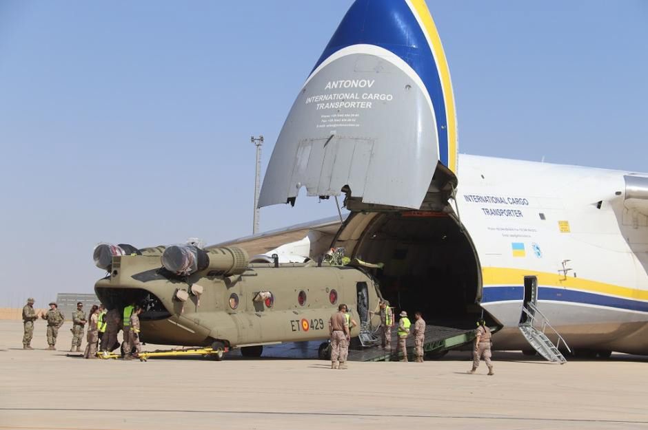 Loading Chinook F onto the deck of An-124