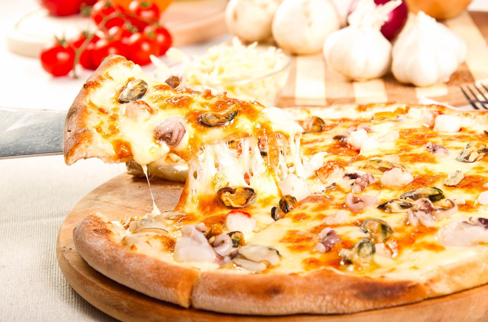 Pizza z ciągnącym się serem