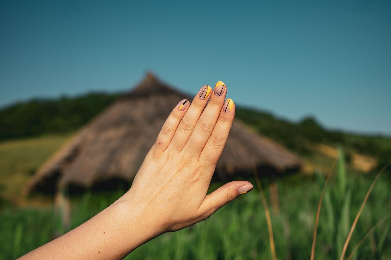 Mismatched Nails. Kolejny trend podbija internet. Na czym polega ten modny manicure?