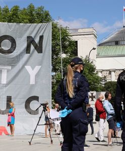 Wybory 2020. Obywatele RP protestują przed Sejmem. Na Wiejskiej rozwinięto "Konstytucję"