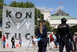 Wybory 2020. Obywatele RP protestują przed Sejmem. Na Wiejskiej rozwinięto "Konstytucję"