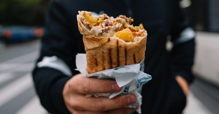 Zjadł kebaba i zmarł. Winne skażone mięso?