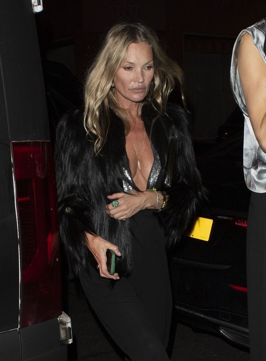 Wydekoltowana Kate Moss baluje z córką do białego rana