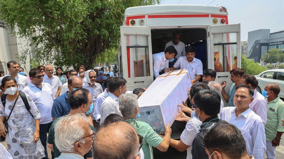 People carry a coffin with the remains of an airplane crash victim, Megha Mehta, to the Thaltej Crematorium for the last rites, in Ahmedabad, Gujarat state, western India, 15 June 2025. Air India flight AI171, bound for London carrying 242 passengers and crew members on board a Boeing 787-8 aircraft, crashed minutes after take-off in the Meghaninagar area of Ahmedabad on 12 June. EPA/RAJAT GUPTA Dostawca: PAP/EPA.