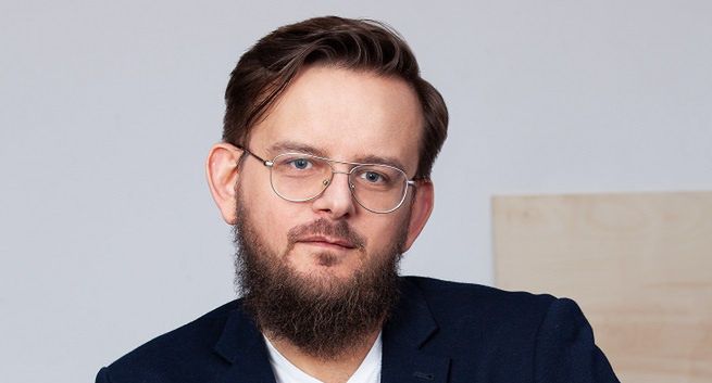 Artur Roguski zarządza działem social media Valkea