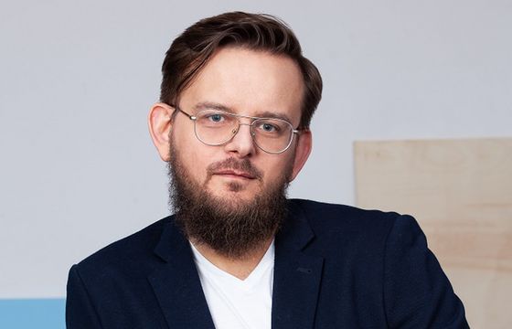 Artur Roguski zarządza działem social media Valkea
