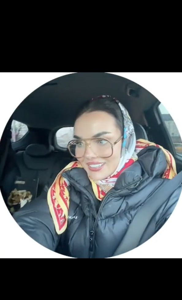 Zusje chwali się nowymi zębami