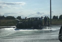 Pożar osobówki na drodze k. Słupska. Samochód do kasacji