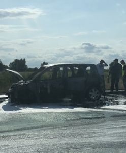 Pożar osobówki na drodze k. Słupska. Samochód do kasacji