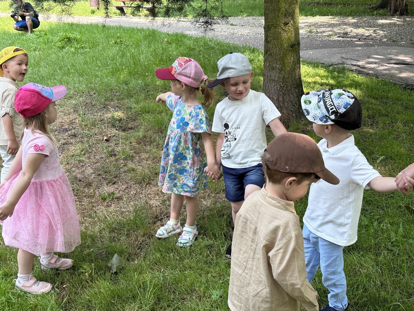 Nie obyło się jednak przez przerw w pracy i tańca z paniami nauczycielkami