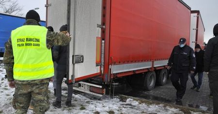 Ząbkowice Śląskie. Czterech Marokańczyków w naczepie TIR-a. Zostali przekazani Straży Granicznej