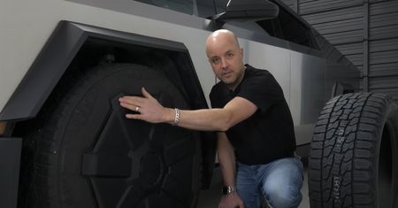 Tesla Cybertruck już na ulicach. Youtuber ujawnia wadę fabryczną