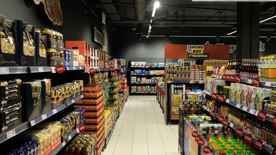 Udogodnienia takie jak szerokie alejki, kasy samoobsługowe i przejrzysta nawigacja w formacie 4.0 przyspieszają codzienne zakupy i ułatwiają poruszanie się po sklepie.