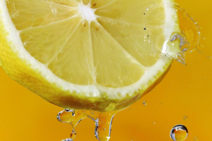 Świeży i zdrowy sok z cytryny