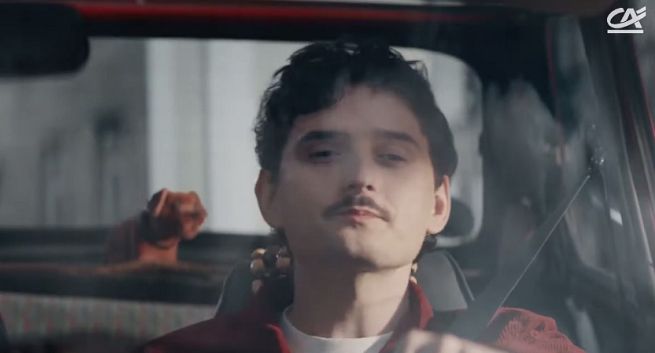 Dawid Podsiadło nie jedzie, kiedy nie musi w reklamie banku Credit Agricole (wideo)