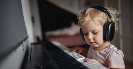 Instrumenty klawiszowe dla dzieci. Na co zwrócić uwagę podczas zakupu instrumentu dla dziecka?