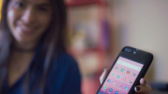 Eye - etui ostateczne. Dodaje do iPhone'a system Android, bezprzewodowe ładowanie i dodatkowe sloty na karty SIM 1