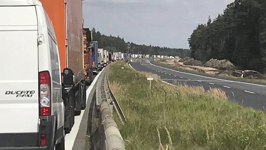 Wielokilometrowy korek na E75 na trasie Częstochowa - Łódź na wysokości Kościelca i Kruszyny