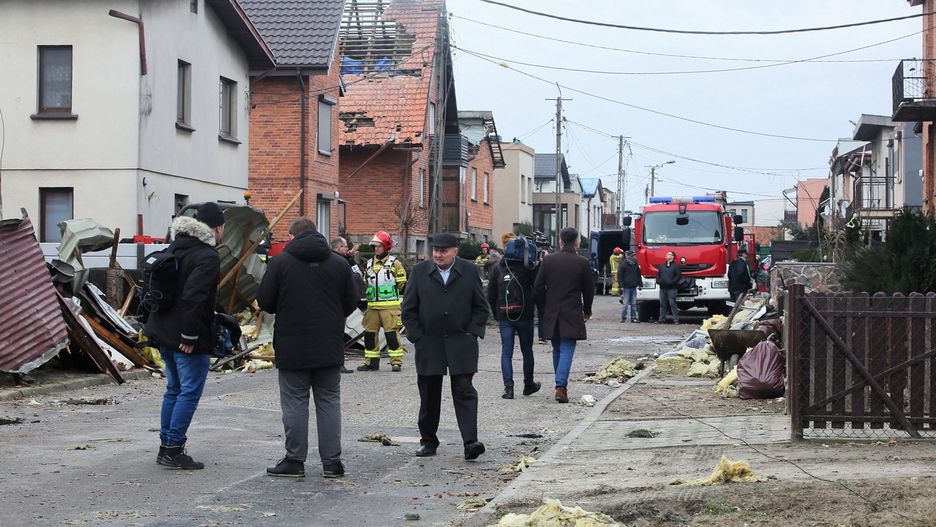 Usuwanie zniszczeń po przejściu trąby powietrznej w miejscowości Dobrzyca w południowej Wielkopolsce 