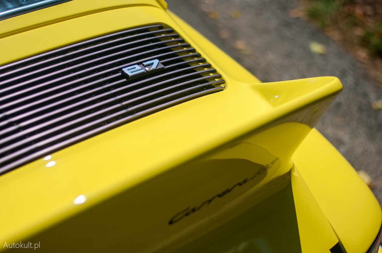 Porsche 911 GT3 Touring vs Porsche 911 Carrera RS 2.7