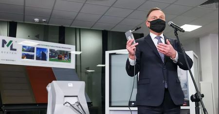 Prezydent napompował akcje spółki. Chwalił "alkomat na koronawirusa"