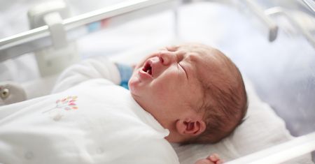 Znalazły noworodka w oknie życia. Dziewczynka przyszła na świat poza szpitalem