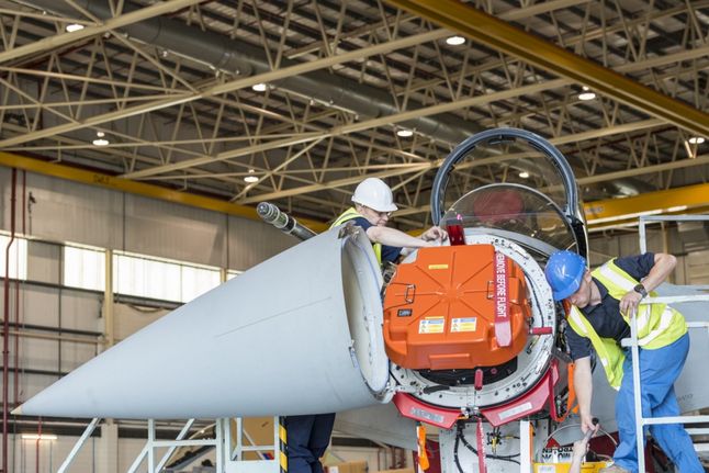 Eurofighter Typhoon - widoczna osłona anteny radaru