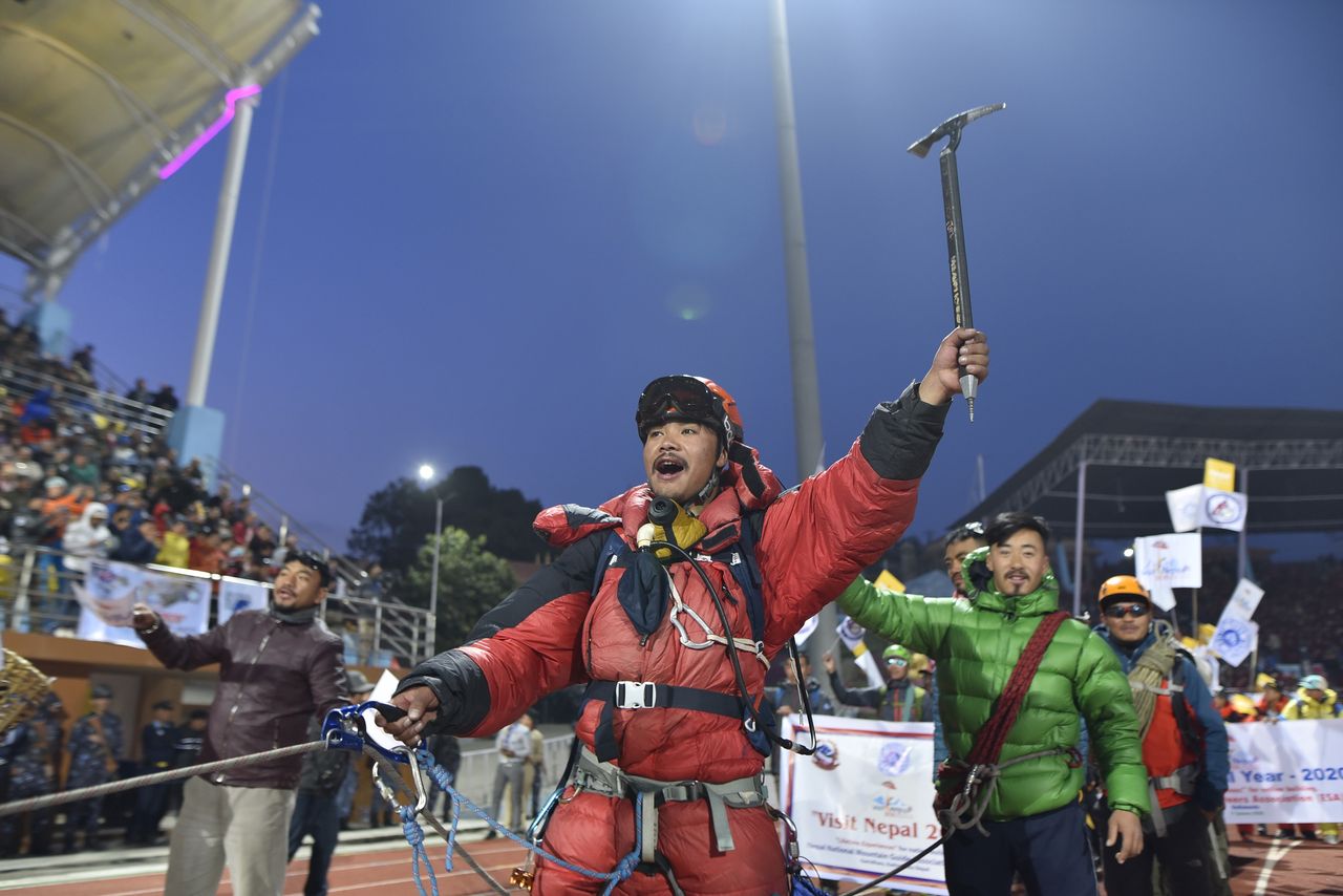 Nepalscy szerpowie od lat pomagają wspinaczom z całego świata. Teraz oni potrzebują pomocy