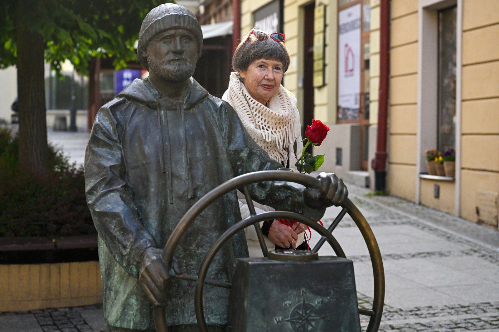 Mieszkająca na co dzień w Australii, wymieniana w gronie 100. najbardziej wpływowych ludzi magazynu Time, profesor Lidia Morawska przy figurze swojego ojca, kapitana żeglugi wielkiej Henryka Jaskuły na ulicy Franciszkańskiej w Przemyślu, 15 bm. W najbliższy wtorek, 20 bm. minie 45. rocznica zakończenia przez Jaskułę samotnego, bez zawijania do portów, rejsu dookoła Ziemi. Wyprawa, która rozpoczęła się 12 czerwca 1979 roku, trwała 344 dni i zakończyła się 20 maja 1980 roku. Był on pierwszym Polakiem i trzecim na świecie żeglarzem, który dokonał takiego wyczynu.