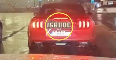 Po Kijowie krąży czerwony mustang. Jeden szczegół