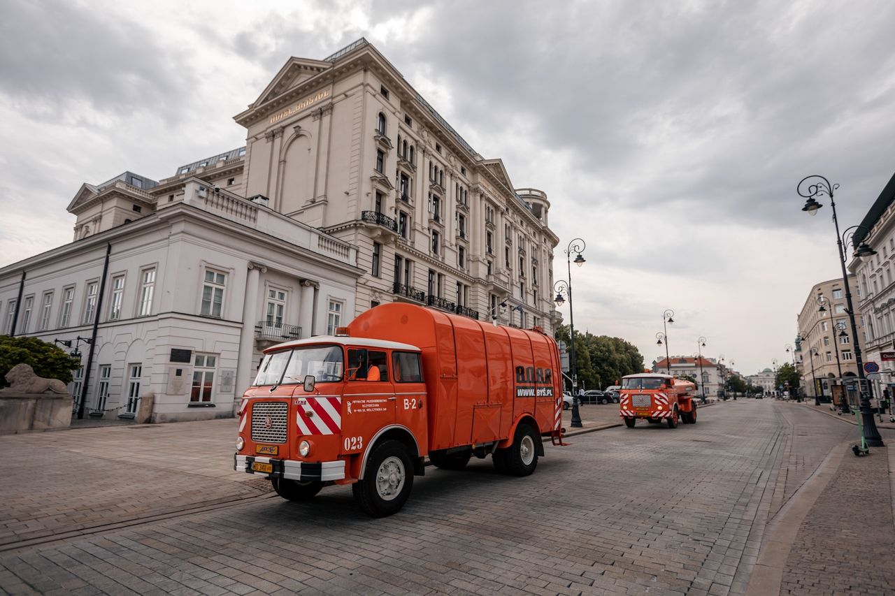 Warszawa. Śmieciara i polewaczka odpicowane. Takie jak kiedyś, ale czyste i pachnące nowością