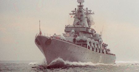 Rosyjski krążownik rakietowy Wariag. Strzela 5-tonowymi rakietami