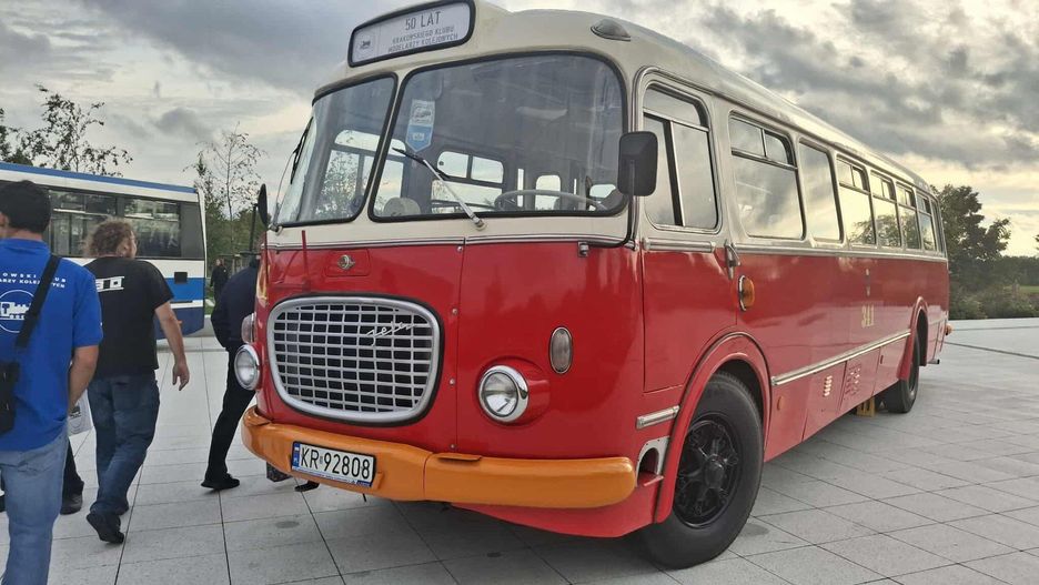 Zabytkowe autobusy na placu przy Cogiteonie
