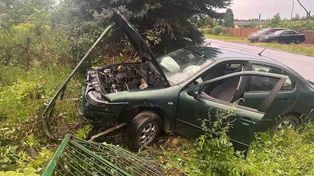 Leokadiów: Pijany Seatem uderzył w ogrodzenie. O pomoc w ukryciu samochodu poprosił policjanta