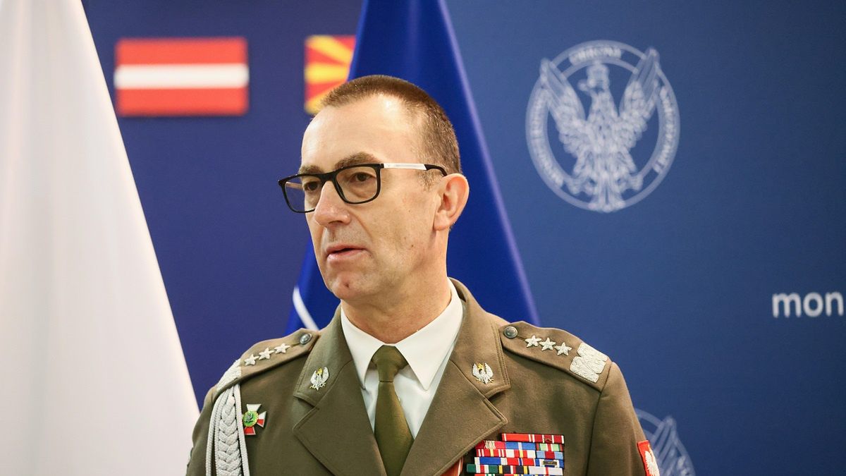 Tomasz Piotrowski jest emerytowany dowódcą operacyjnym.