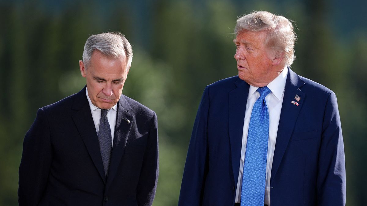 G7 Summit - Kananaskis
Prime Minister Mark Carney, left, listens to U.S. President Donald Trump while posing for the family photograph during the G7 Summit in Kananaskis, Alta., Monday, June 16, 2025. Photo by Darryl Dyck/THE CANADIAN PRESS/ABACAPRESS.COM 
Dostawca: PAP/Abaca
Dyck Darryl/CP/ABACA
G-7, G-7 Summit, G-8, G-8 Summit, G7, G7 Summit, G8, G8 Summit
