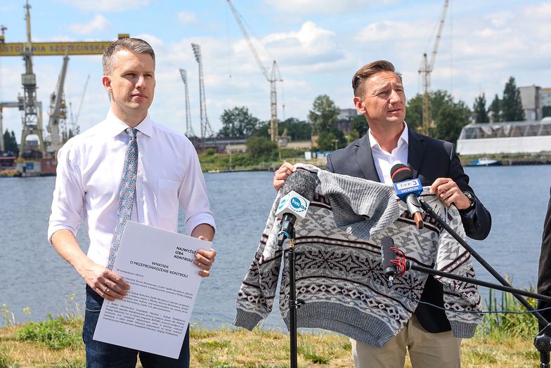 Poseł PO Arkadiusz Marchewka i marszałek Olgierd Geblewicz mają sweter dla Joachima Brudzińskiego. Nie wiadomo, czy go przyjmie