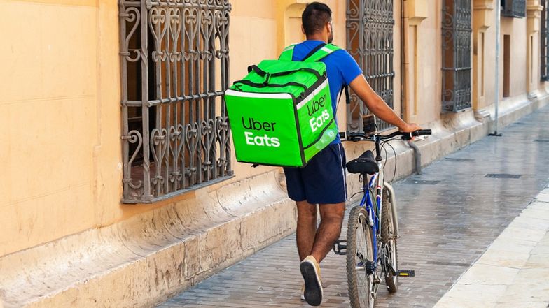 Firma bp rozszerza usługę Uber Eats na miasta w całej Polsce 