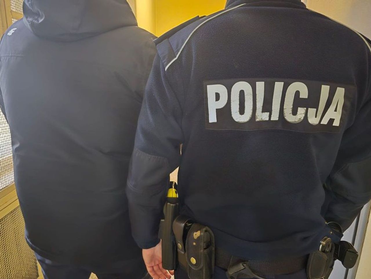 Trzebnica: Recydywista demolował poczekalnię i szarpał policjanta