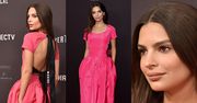 Seksowna Emily Ratajkowski eksponuje plecy w różowej sukience Prabal Gurung