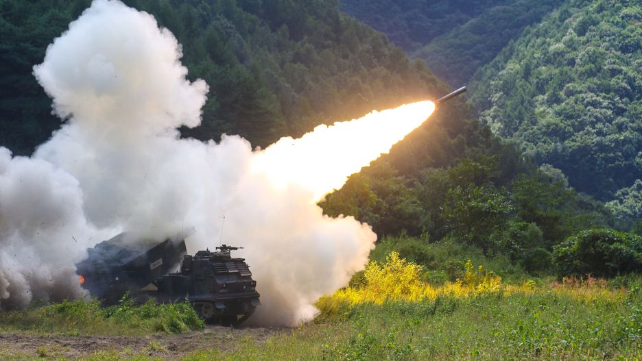 Wyrzutnia M270 MLRS podczas prowadzenia ognia